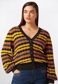 Strukturierte Strickjacke mit V-Ausschnitt, mehrfarbigen Streifen in Orange, Gelb, Grün und Schwarz, mit schwarzen Knöpfen und gerippten Bündchen.