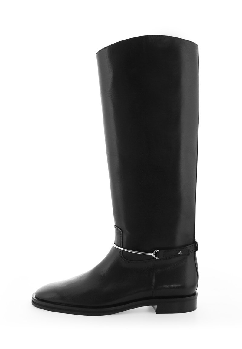 Zwarte leren kniehoge laars met een gladde afwerking, ronde neus en een zilveren gespaccent op de enkel. Heeft een lage, platte hak.