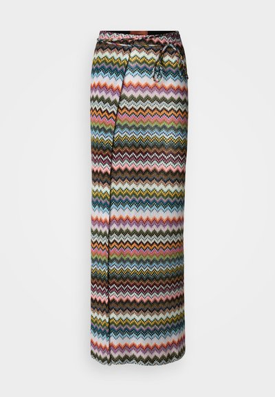 Dolga zavita krila z večbarvnim cikcak vzorcem v odtenkih roza, zelene, modre, oranžne in �črne barve, s pasom, ki je zavezan v vozlu na pasu.