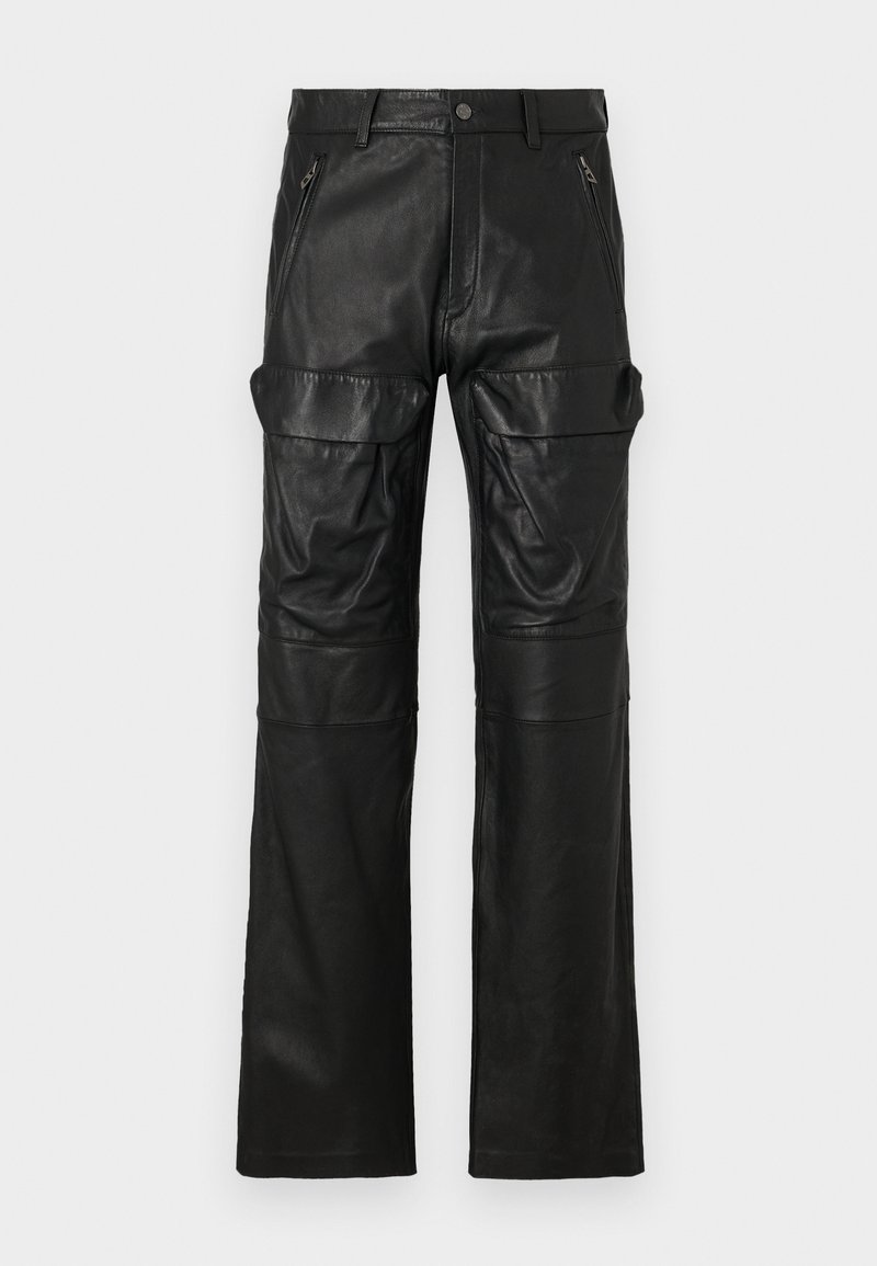 Schwarze Lederhosen mit geradem Bein, ausgestattet mit zwei vorderen Reißverschlusstaschen und großen Seitentaschen für zusätzlichen Stauraum.
