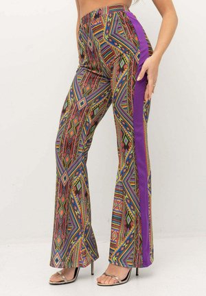 Pantalones acampanados ajustados con un patrón geométrico multicolor, que presentan un panel lateral sólido en púrpura y una textura de tela suave y elástica.