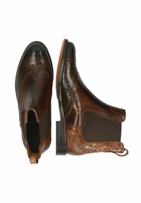 Botas de tobillo de cuero marrón que presentan una mezcla de texturas, incluyendo patrones suaves y escamosos, paneles laterales elásticos y un tacón apilado.