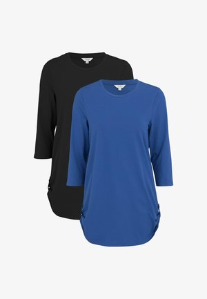 Zwei Langarmoberteile: eines in Schwarz und eines in Blau, beide mit rundem Ausschnitt und seitlichem Rüschen mit Akzentbeschlägen. Glatte Stofftextur.