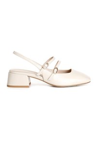 Slingback podpatky z hladké krémové kůže, se dvěma tenkými popruhy s kovovými sponami, čtveratou špičkou a nízkým blokovým podpatkem.