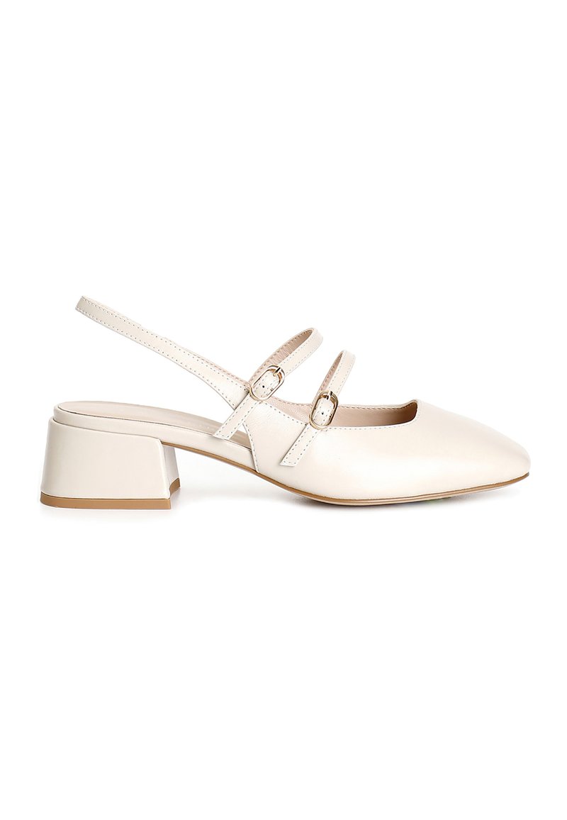 Slingback podpatky z hladké krémové kůže, se dvěma tenkými popruhy s kovovými sponami, čtveratou špičkou a nízkým blokovým podpatkem.