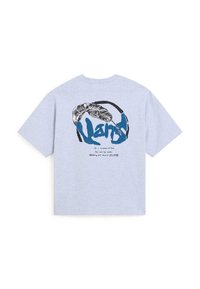 Lys grå T-shirt med korte ærmer, prydet med et sort og blåt slangemotiv samt abstrakt tekst på ryggen.