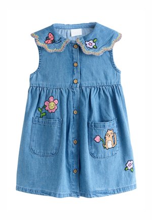 Ærmeløs blå denimkjole med knapper foran, flosset krave og broderede lyserøde blomster, sommerfugl og kat på lommer og kant.