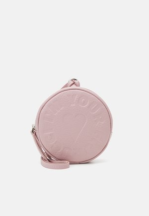 Ronde roze leren tas met geperste tekst en hartontwerp, voorzien van een afneembare schouderband en een gladde textuur.