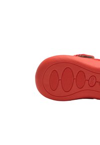 Suela de zapato de goma roja con patrones texturizados, que presenta cinco ranuras horizontales y el número 22/23 en relieve.