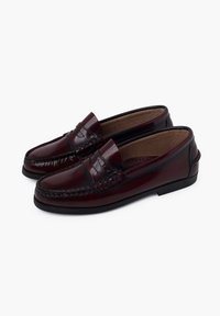 Burgundské kožené mokasíny s prošíváním, plochou gumovou podrážkou a hladkým, lesklým povrchem. Klasický design na obutí pro příležitostné nošení.