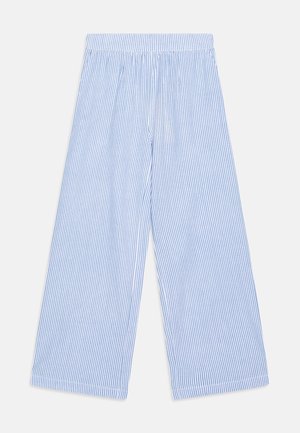 Pantaloni a gamba larga a righe verticali blu e bianchi con un elastico in vita, poggiati su uno sfondo bianco.