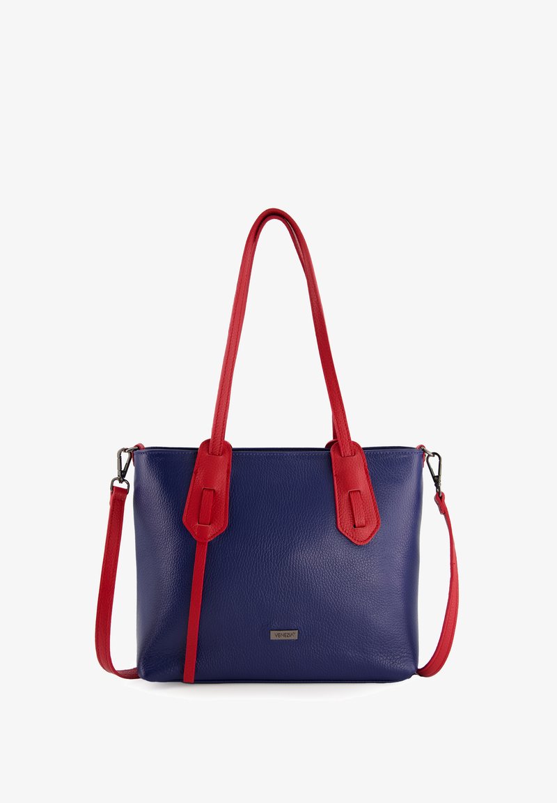 Leren handtas in blauw met rode accenten, gestructureerde vorm, dubbele handvatten, een verstelbare schouderband en een logo-embleem aan de voorkant.