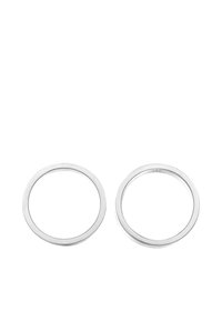 Silverfärgade metallringarna har en slät, polerad yta. De har en tunn, cirkulär design med enhetlig bredd och utan utsmyckningar.