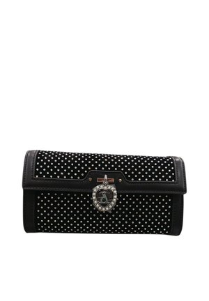 Pochette nera con borchie argentate su tutta la superficie e un ciondolo a forma di cuore in argento sulla patta frontale.