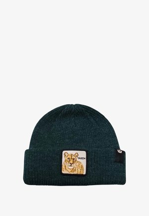 Beanie verde lavorato a maglia con risvolto, che presenta una patch quadrata con il volto di un leone e la parola "QUEEN" ricamata sopra.