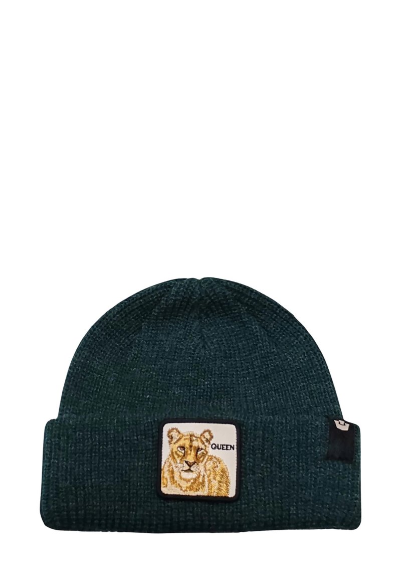 Grüne Strickmütze mit umgeschlagenem Bund, die ein quadratisches Patch mit einem Löwenkopf und dem Wort "QUEEN" darauf gestickt hat.
