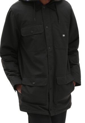 Zwarte geïsoleerde jas met een capuchon, voorzien van twee borstzakken en twee onderzakken, gemaakt van duurzaam materiaal met knoopsluitingen.