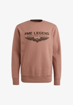 Sweter z okrągłym dekoltem w kolorze przybrudzonego różu, z długimi rękawami i grafiką z przodu przedstawiającą skrzydła oraz tekst w ciemnym kolorze.