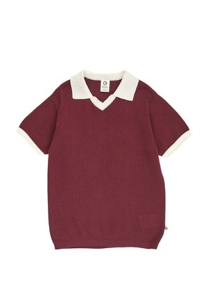 Kurzärmeliges, gestricktes dunkelrotes Hemd mit weißem Kragen und Ärmelbündchen, mit einer strukturierten Musterung und V-Ausschnitt.