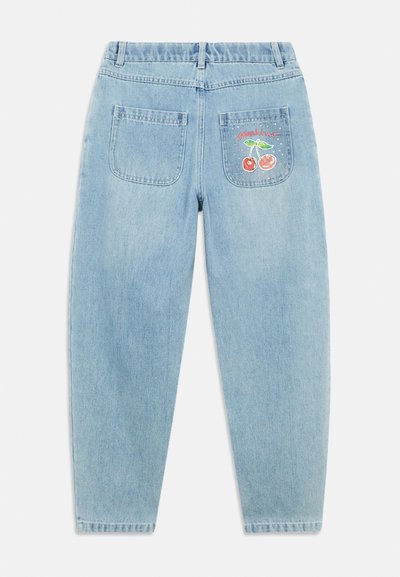 Ανοιχτό μπλε τζιν με άνετη εφαρμογή, με δύο πίσω τσέπες, η μία διακοσμημένη με κέντημα κερασιού και ένα τυπωμένο λογότυπο.