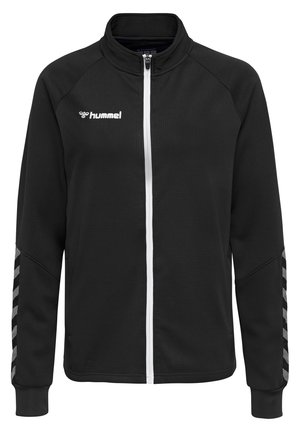Schwarze Sportjacke mit durchgehendem Reißverschluss, weißem Reißverschluss, Hummel-Logo auf der Brust und grauen Chevron-Streifen an den Ärmeln.
