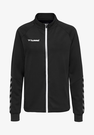 Schwarze Sportjacke mit durchgehendem Reißverschluss, weißem Reißverschluss, Hummel-Logo auf der Brust und grauen Chevron-Streifen an den Ärmeln.