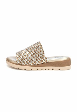 Infradito con parte superiore intrecciata in beige, oro e bianco, dotato di suola imbottita e tacco leggero. Superficie testurizzata e soletta liscia.