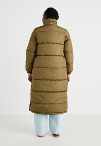 Vero Moda Curve VMCKLEA LONG COAT - Zimný kabát - capers