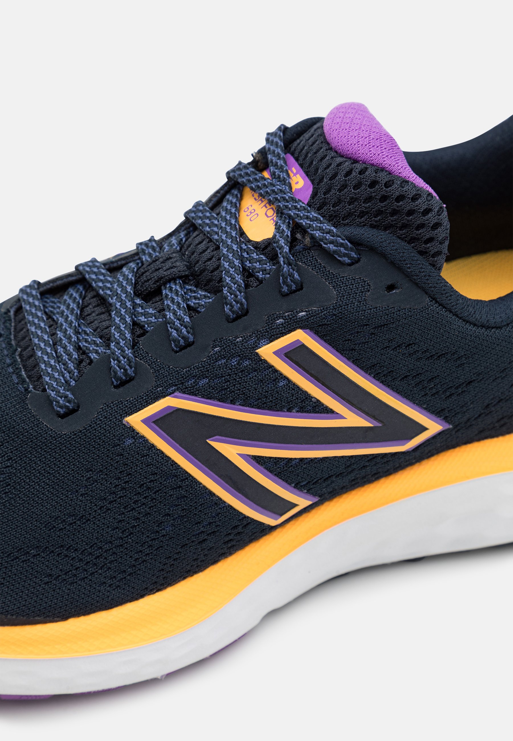 New Balance 680 V7 - Neutral running 