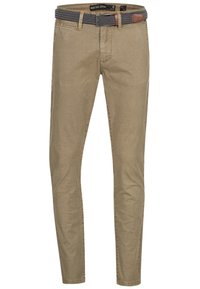Pantalon beige ajusté avec poches avant et passants pour ceinture, assorti à une ceinture tissée noire et blanche avec un détail en cuir marron.