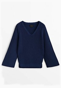 Marineblauer Strickpullover mit V-Ausschnitt, langen Ärmeln und lockerer Passform. Strukturiertes Muster mit seitlichen Schlitzen am Saum für zusätzliche Details.