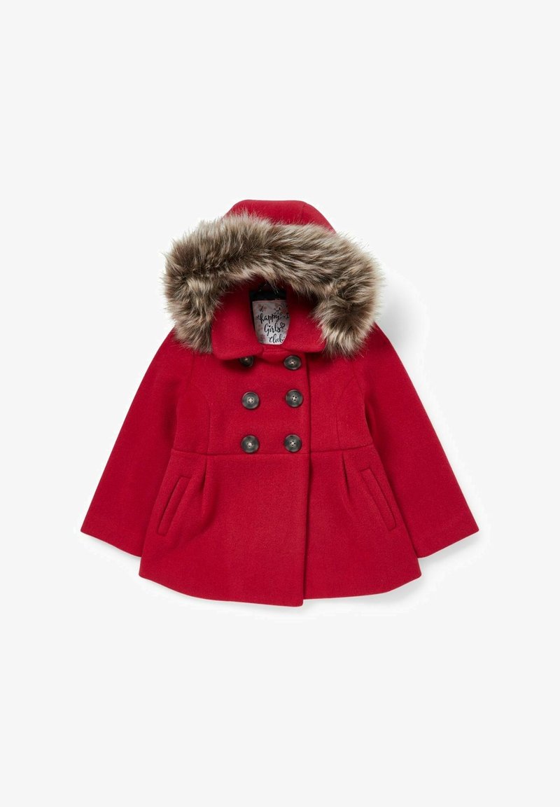 Rode dubbelgebreide meisjesjas met zwarte knopen, twee zakken en een capuchon met nepbont, gemarkeerd met "Happy Girls Club" aan de binnenkant.