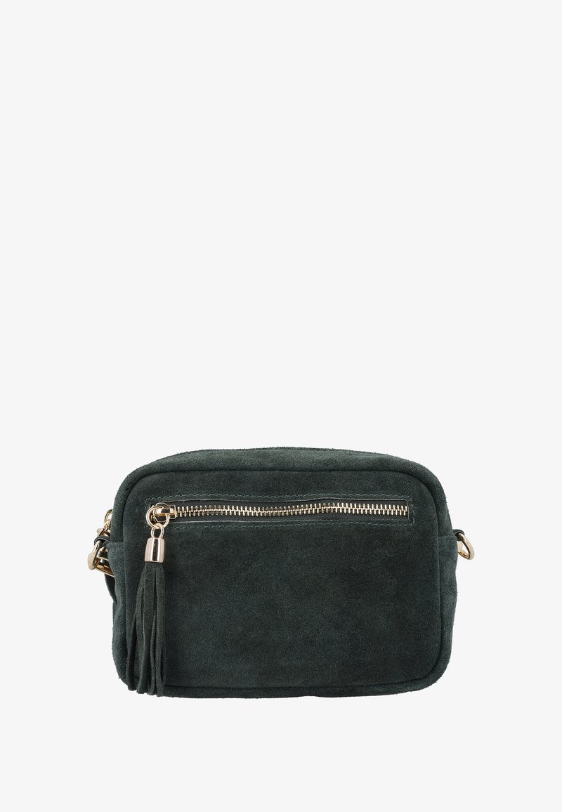 Zaļš zamšādas crossbody soma ar iepakojumu priekšējā kabatā, zeltainām detaļām un dekoratīvu pūkaini. Taisnstūra forma ar maigu tekstūru.