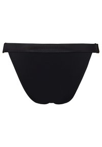 Černé bikiny s hladkým materiálem, nízkým pasem a tenkým pasem s jemnými kovovými detaily.