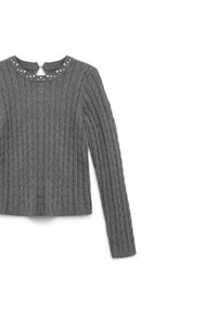 Maglione grigio lavorato a maglia con texture a coste verticali, scollatura rotonda adornata di perline, apertura a chiave sul retro e maniche lunghe.