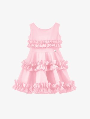 Różowa sukienka z wieloma warstwami falban, bez rękawów oraz okrągłym dekoltem. Zawiera mały ozdobny emblemat.