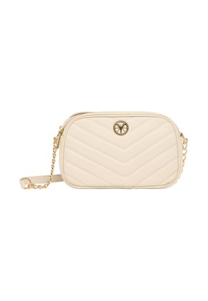 Beige quiltet crossbody-taske med guldkæde-rem og rundt guldlogoemblem foran, lynlåslukning øverst.