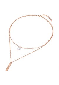 Collana a strati in oro rosa con un pendente rettangolare texturizzato e una singola perla bianca. I collegamenti sono fini e delicati nel design.