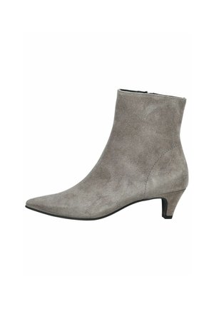 Bota de ante gris hasta el tobillo con punta estrecha y tacón bajo tipo kitten, cremallera lateral y suela lisa.