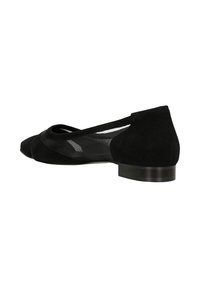 Czarny płaski but z zamszową cholewką, bocznymi panelami z siateczki, zaokrąglonym noskiem i niskim słupkowym obcasem. Gładka tekstura i subtelne elementy wzornicze.