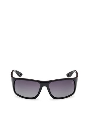 Sonnenbrille mit einem schwarzen Kunststoffrahmen, grau verlaufenden Gläsern, rechteckiger Form und geschwungenen Bügeln mit einer leichten Textur an den Seiten.