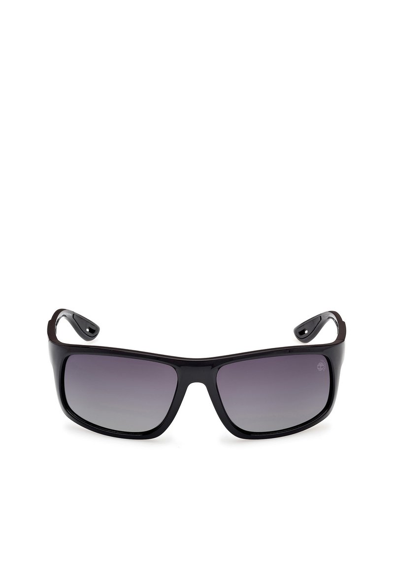 Sluneční brýle s černým plastovým rámem, šedými gradientními čočkami, obdélníkovým tvarem a zakřivenými stranami s jemnou texturou.