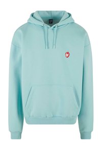 Lyseblå hettegenser laget av myk bomullsblanding, med frontlomme, snorhette, og en liten rød logoakcent på brystet.