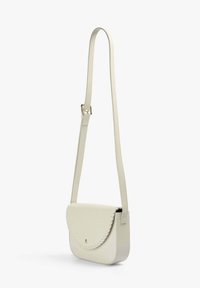 Kleine off-white leren crossbodytas met lange verstelbare riem en golvende klep met subtiele stiksel details.