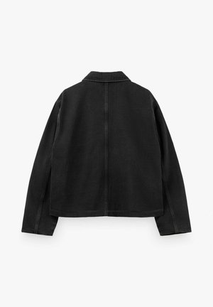 Čierna rifľová bunda s dlhými rukávmi, rovný šev na chrbte a golier v štýle košele, zobrazená zozadu na bielom pozadí.