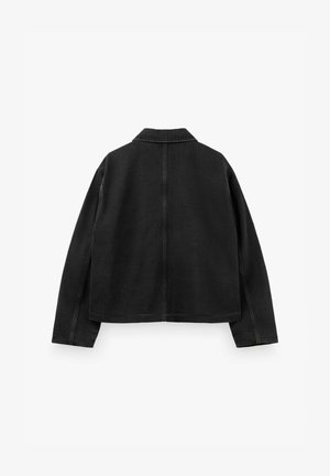 Čierna rifľová bunda s dlhými rukávmi, rovný šev na chrbte a golier v štýle košele, zobrazená zozadu na bielom pozadí.