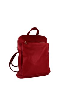 Rode leren rugzak met textuur, één voorzak met rits, verstelbare schouderbanden en een handvat aan de bovenkant om te dragen.