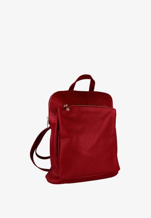 Rode leren rugzak met textuur, één voorzak met rits, verstelbare schouderbanden en een handvat aan de bovenkant om te dragen.