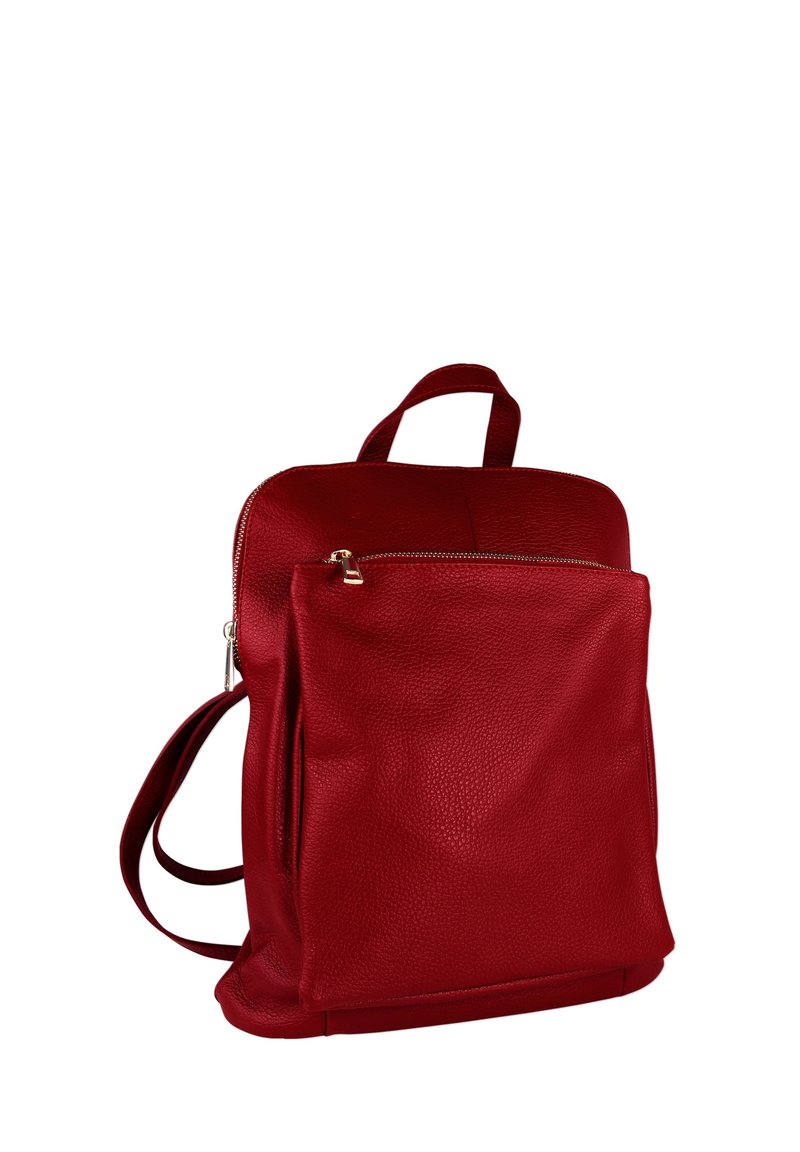 Rode leren rugzak met textuur, één voorzak met rits, verstelbare schouderbanden en een handvat aan de bovenkant om te dragen.