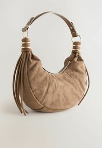 Borsa hobo in suede marrone con forma curva. Presenta un manico singolo con dettagli in oro, arricchita da nappine decorative e una chiusura con zip.